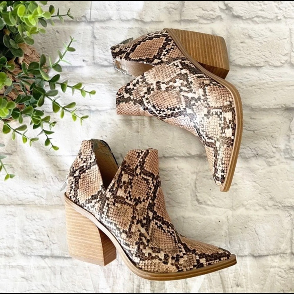 NWOT Steve Madden Snakeskin Alyse Booties